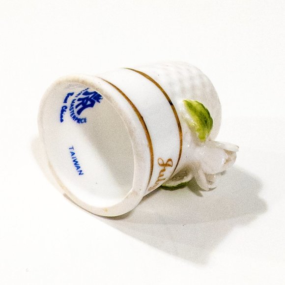 MARURI MASTERPIECE Thimble / July Birthday Flower Gold Trim / Vintage Bone China - Picture 2 of 4